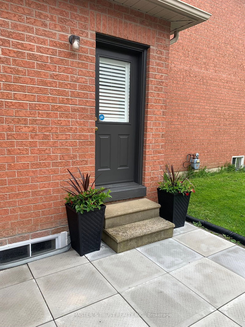 657 Chaleur Pl, Newmarket, L3X 1L6 | Image 2