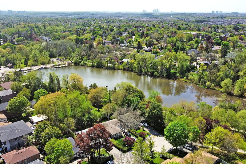 289 Emerald Isle Crt, Richmond Hill, L4C 4E3 | Image 2