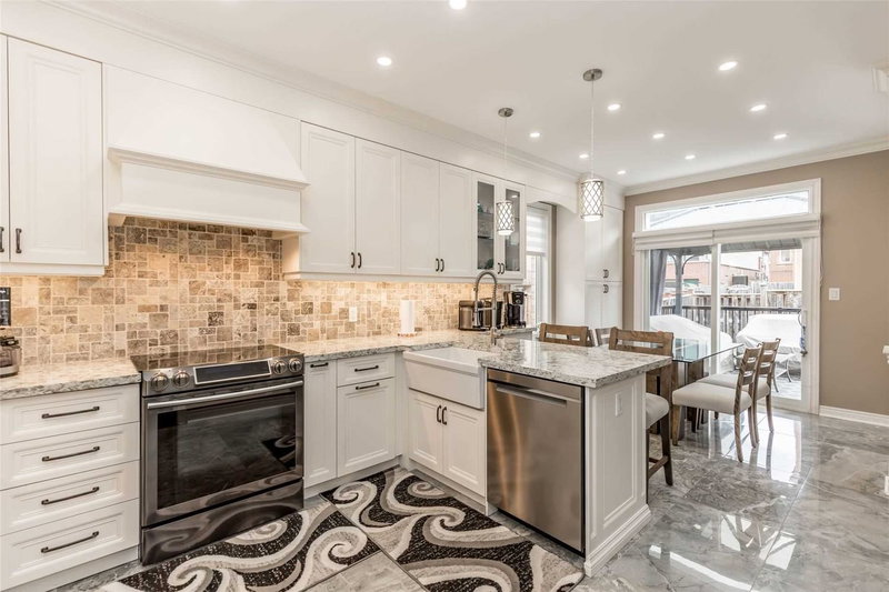 43 Milligan St, Bradford West Gwillimbury, L3Z 0C4 | Image 2