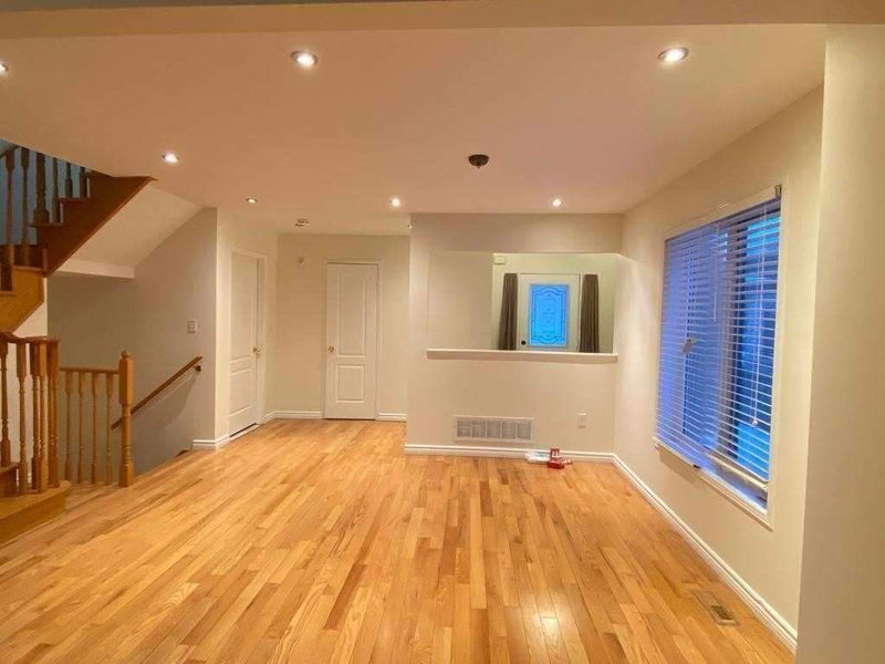 103 Sunridge St, Richmond Hill, L4E 3Z4 | Image 2