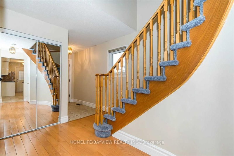 23 Bluesky Cres, Richmond Hill, L4C 8J1 | Image 3