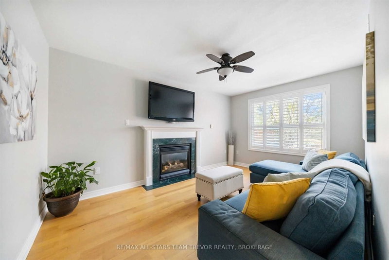 6 Amberview Dr, Georgina, L4P 3X6 | Image 2