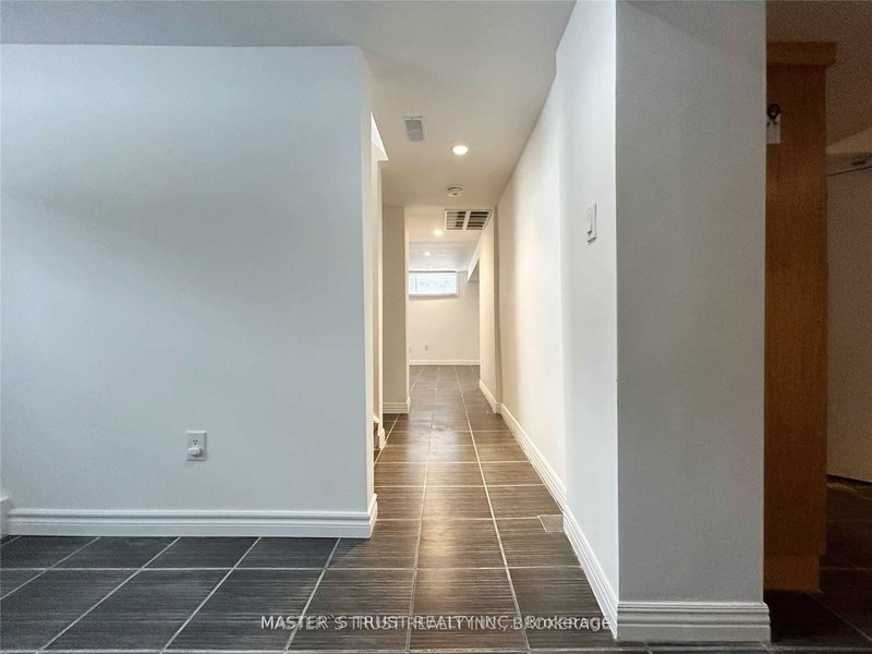 308 Skopit Rd S, Richmond Hill, L4C 2Y8 | Image 3