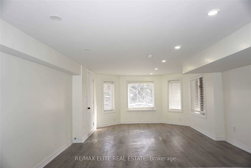 9 Island Lake Dr, Whitchurch-Stouffville, L4A 7X4 | Image 2