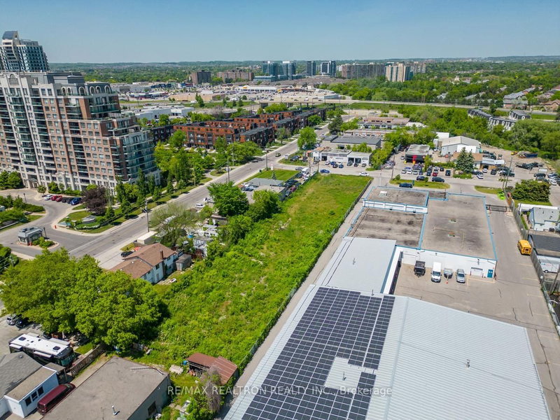 23 Colston Crt, Richmond Hill, L4C 9Z3 | Image 3