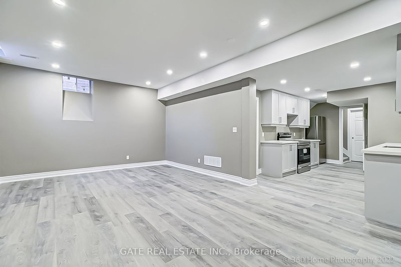 565 Mcgregor Farm Tr, Newmarket, L3X 0H7 | Image 2