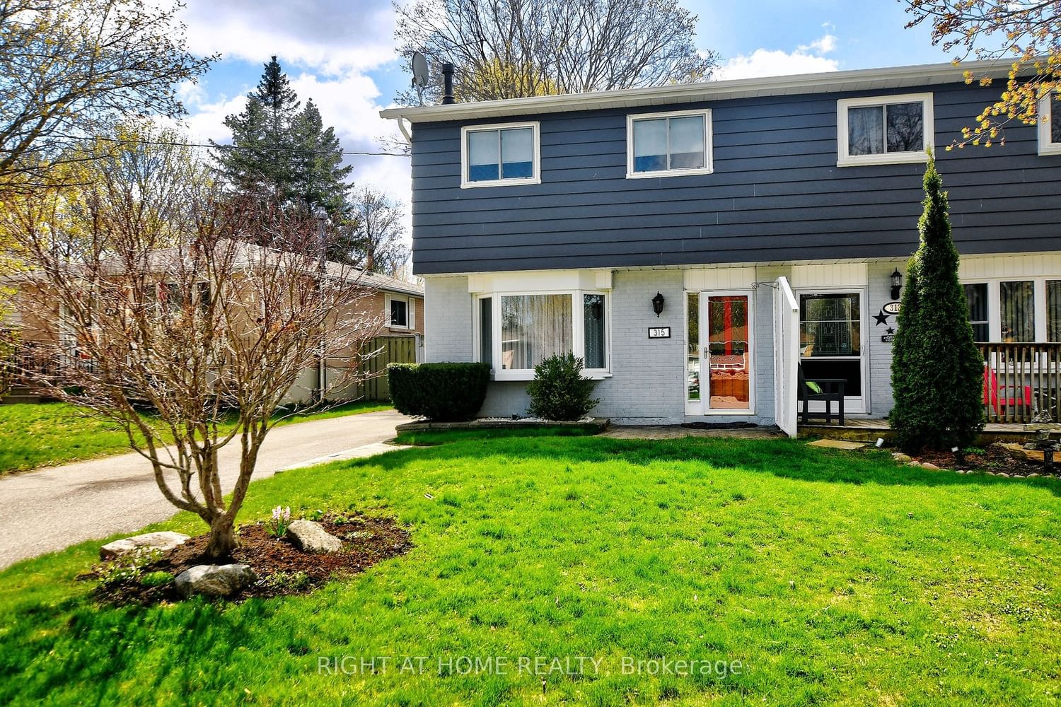 Semi-Detached House sold at 315 Oakwood Court, Newmarket, Huron Heights-Leslie Valley, L3Y 3C9 - MLS: N6070896