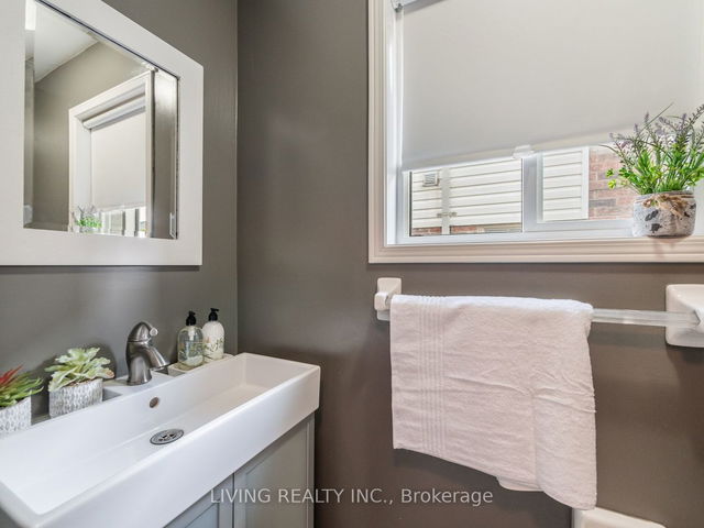 490 Heddle Crescent