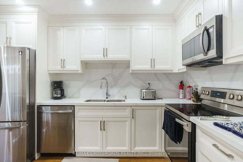 50 Widdifield Ave, Newmarket, L3X 1Z4 | Image 2