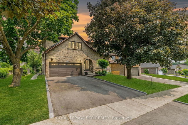 992 Ferndale Crescent