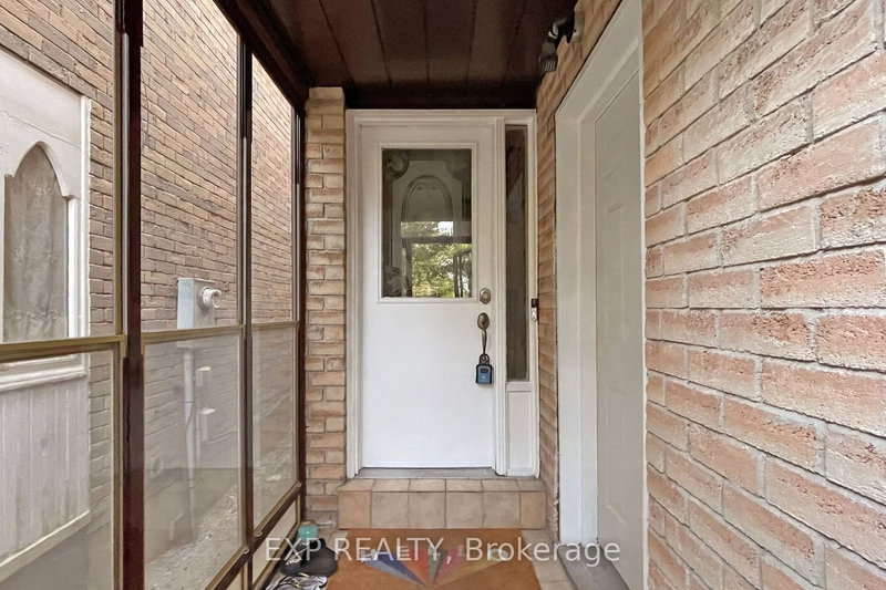 81 Stirling Cres, Markham, L3R 7J8 | Image 3