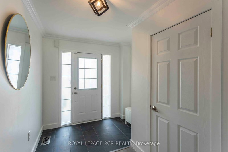 376 Rannie Rd, Newmarket, L3X 2N3 | Image 2