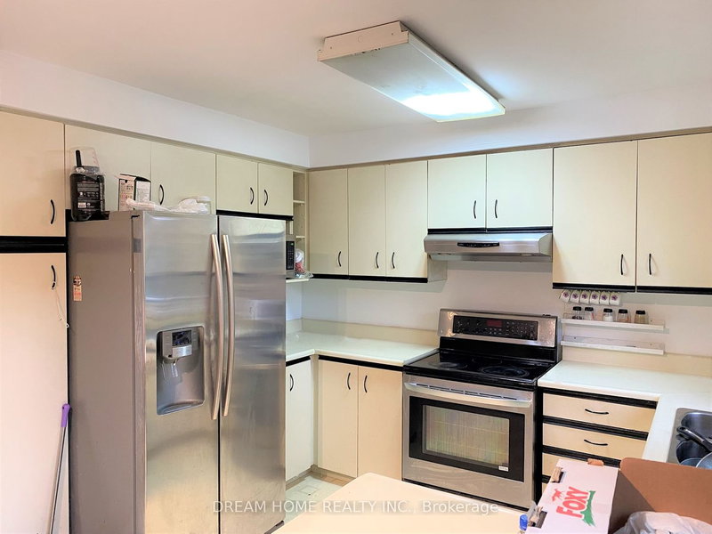 10 Pinewood Dr, Vaughan, L4J 5P3 | Image 3