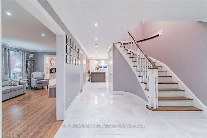 104 Cabinet Cres W, Vaughan, L4L 6E6 | Image 2