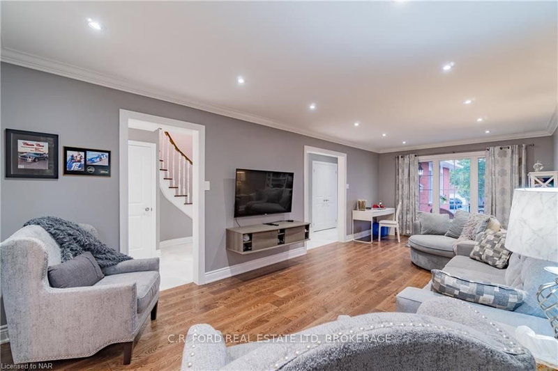 104 Cabinet Cres W, Vaughan, L4L 6E6 | Image 3