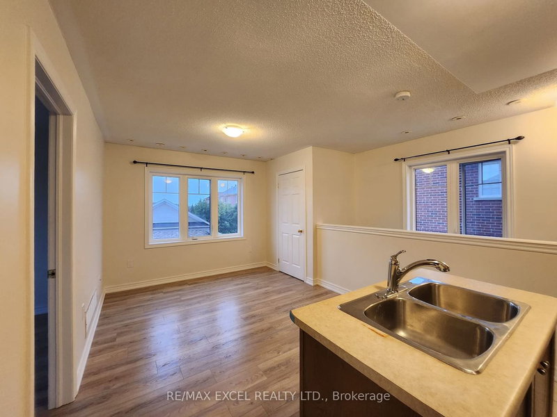 Coach H - 33 Oakmoor Lane, Markham, L6B 0P1 | Image 3