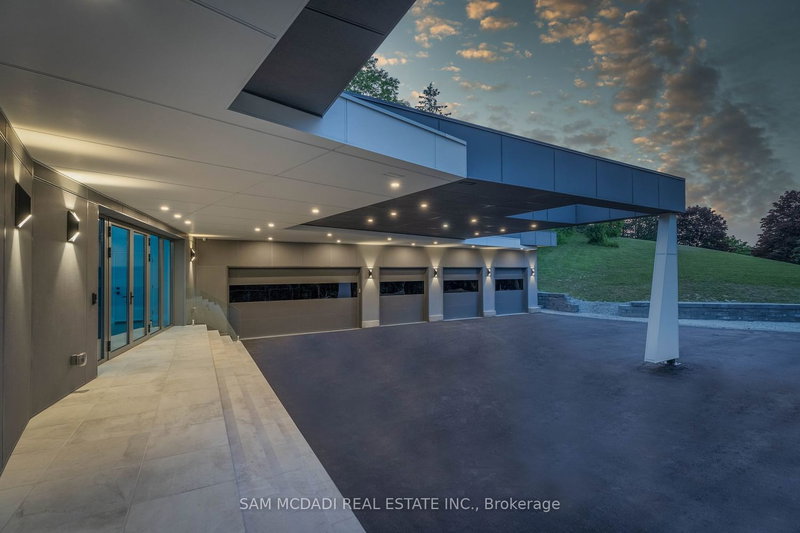 23 Hunters Glen Rd, Aurora, L4G 6W4 | Image 2