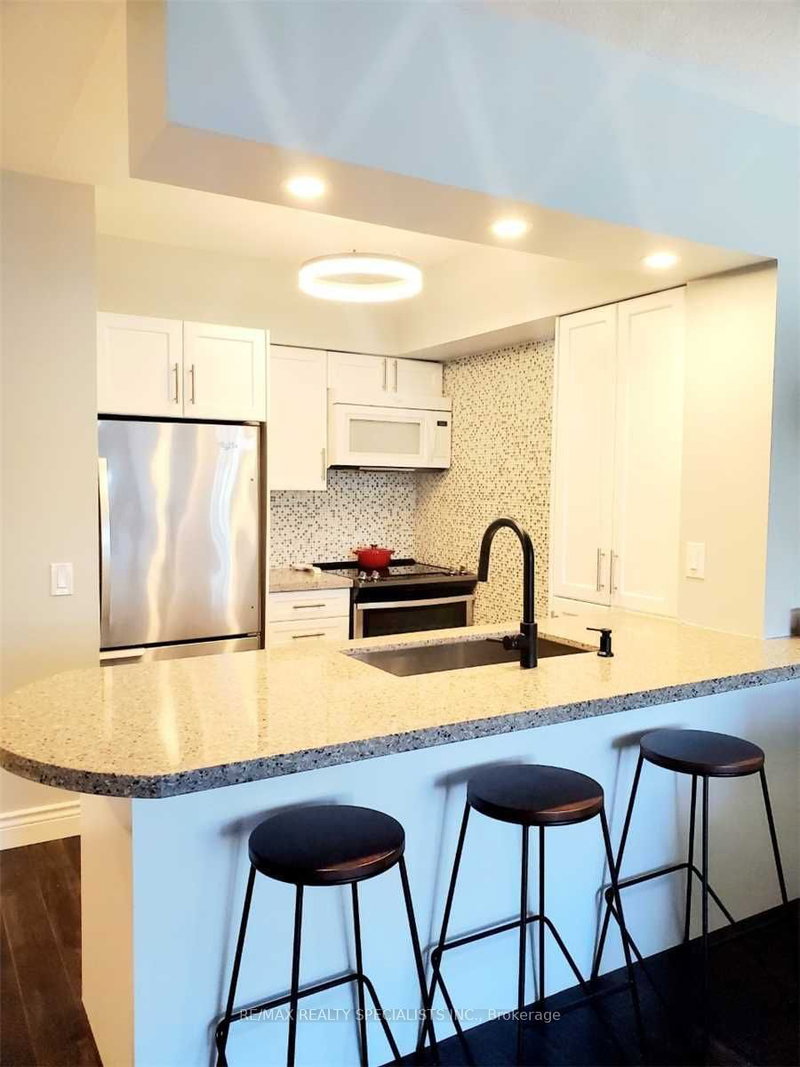 312 - 7398 Yonge St, Vaughan, L4J 8J2 | Image 2