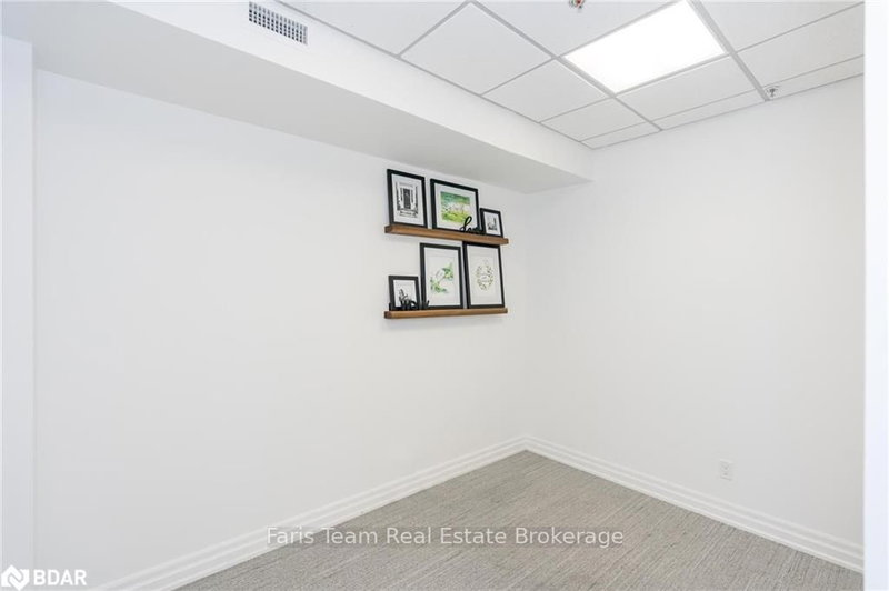 25 - 16945 Leslie St, Newmarket, L3Y 9A2 | Image 3