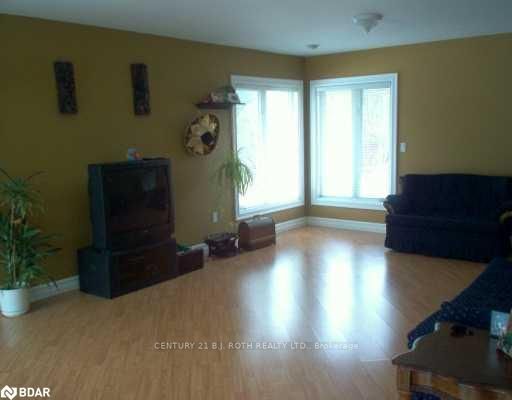 2582 Leonard St, Innisfil, L9S 3T9 | Image 3