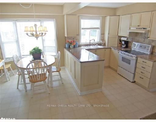 2151 Hughes Dr, Innisfil, L0L 1R0 | Image 2