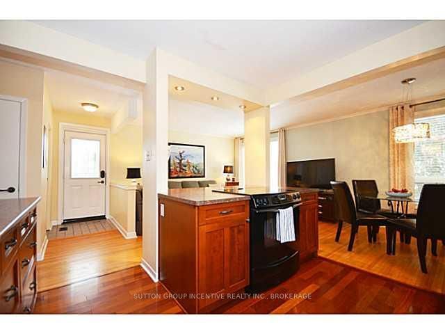 84 Murray Dr, Aurora, L4G 2C3 | Image 2