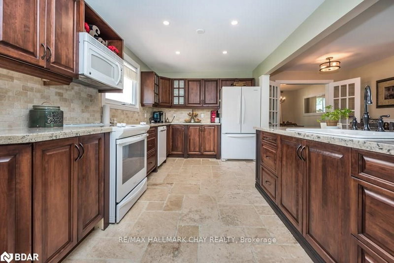 2196 Richard St, Innisfil, L9S 2C4 | Image 2