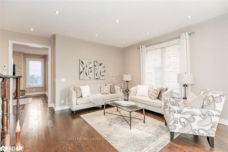 9 Old Field Cres, East Gwillimbury, L9N 0A5 | Image 3