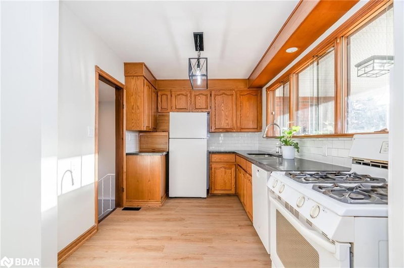 15 Valleyview Ave, East Gwillimbury, L9N 1K2 | Image 2