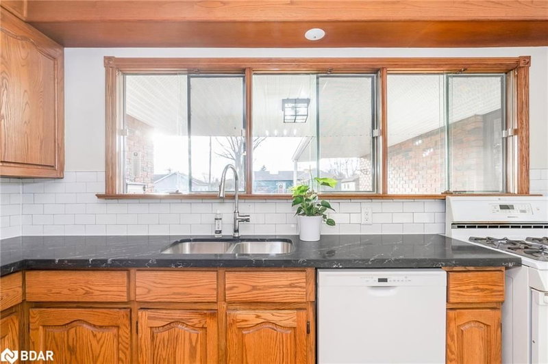 15 Valleyview Ave, East Gwillimbury, L9N 1K2 | Image 3