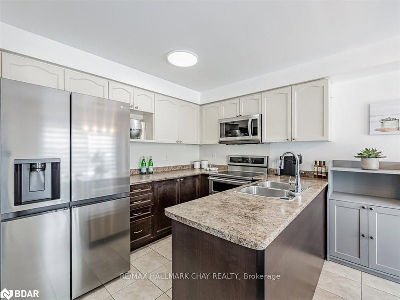 47 MCMULKIN St, New Tecumseth, L9R 0A7 | Image 2