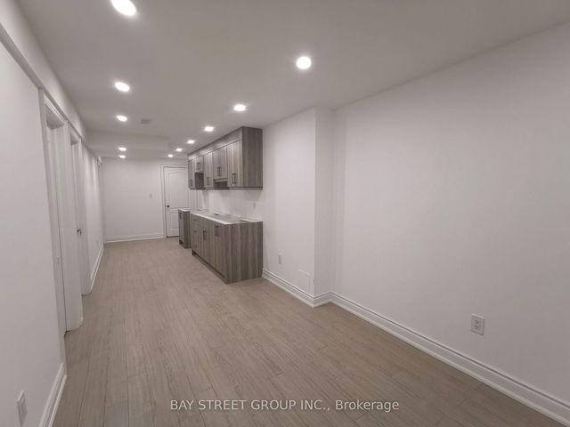 Bsmt - 267 Bathurst Glen Drive