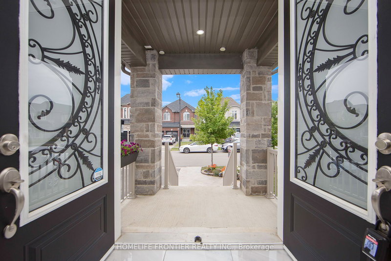 35 Tyndall Dr, Bradford West Gwillimbury, L3Z 0J7 | Image 2