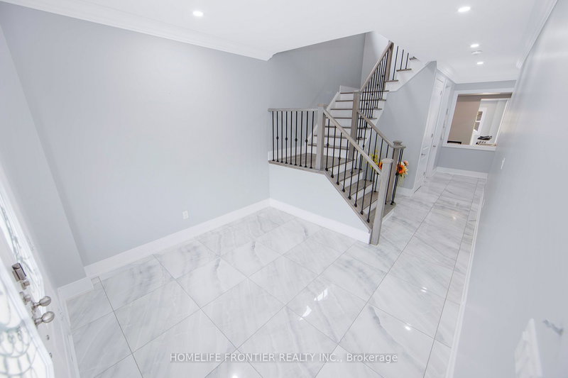 35 Tyndall Dr, Bradford West Gwillimbury, L3Z 0J7 | Image 3