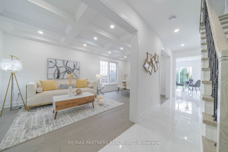 37 Landsdown Cres, Markham, L6E 1M6 | Image 2