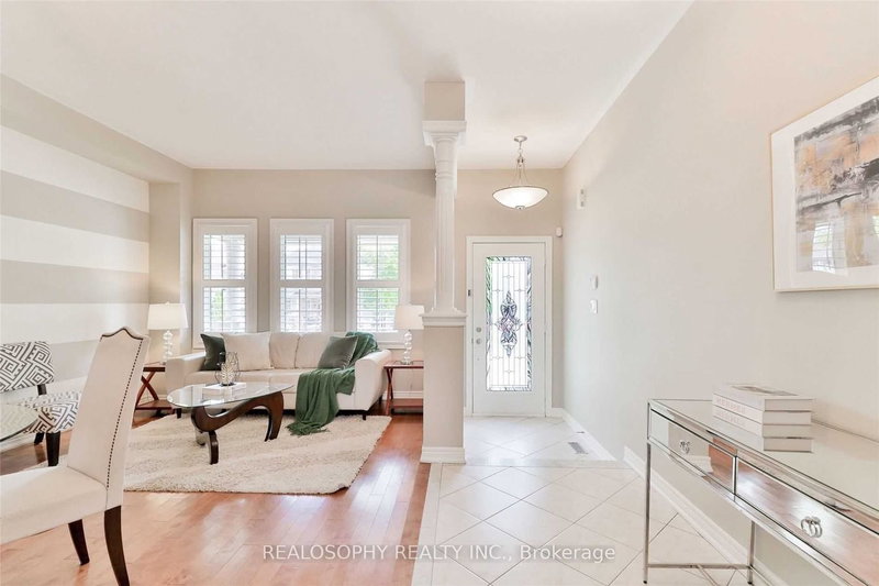 284 Bilbrough St, Aurora, L4G 7X5 | Image 2