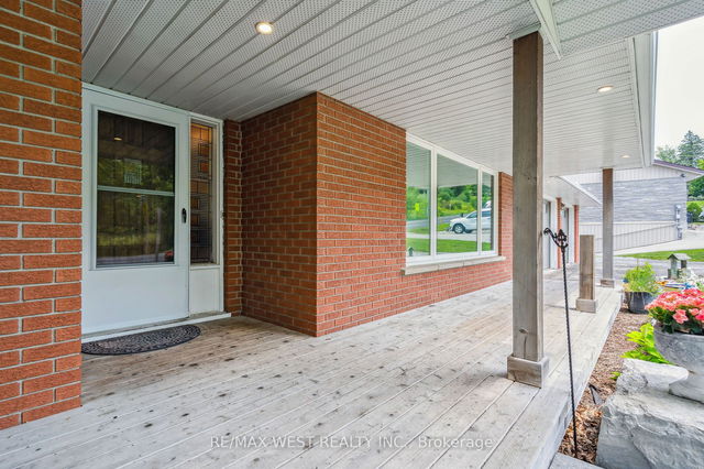5542 Mount Albert Road