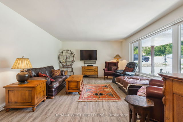 5542 Mount Albert Road