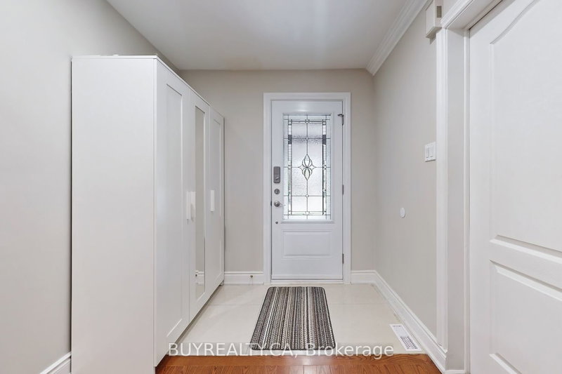 64 Mandel Cres, Richmond Hill, L4C 9Z7 | Image 2