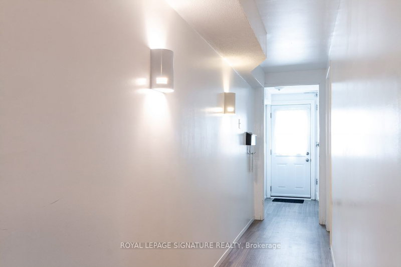 Lower - 734 Pam Cres, Newmarket, L3Y 5B6 | Image 2