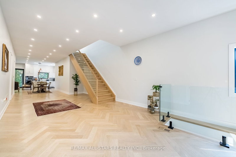 215 Bayview Ave, Georgina, L4P 2T3 | Image 3