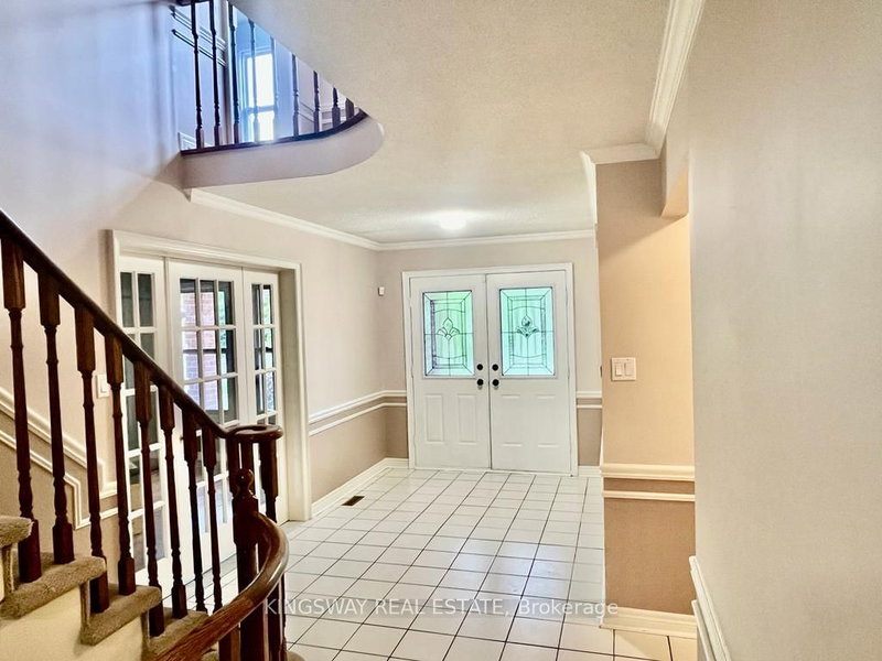 325 Salisbury Lane, Newmarket, L3Y 8A6 | Image 2