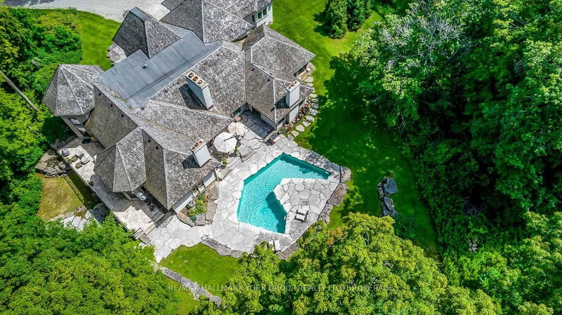 1865 Davis Dr W, King, L3Y 4V9 | Image 3