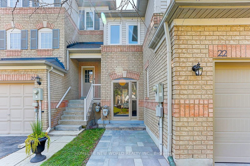 22 Stiles Ave, Aurora, L4G 7N3 | Image 2