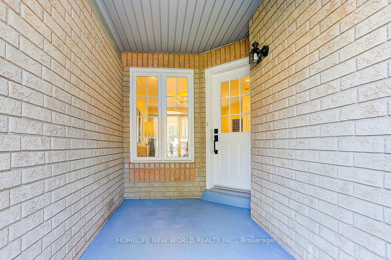 22 Stiles Ave, Aurora, L4G 7N3 | Image 3