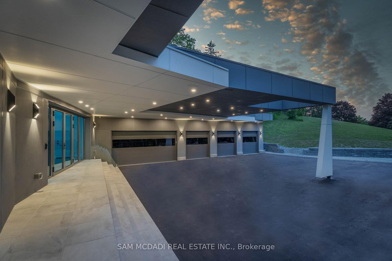 23 Hunters Glen Rd, Aurora, L4G 6W4 | Image 2