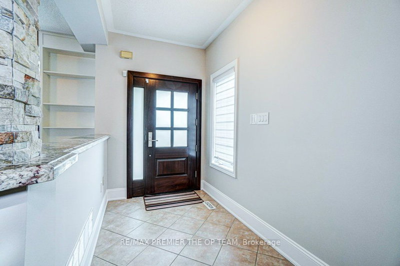 219 Regency View Hts, Vaughan, L6A 3V3 | Image 2