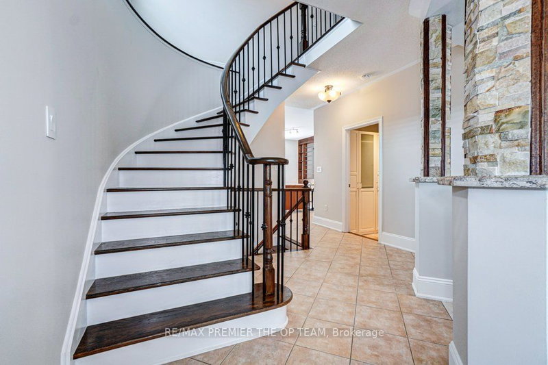 219 Regency View Hts, Vaughan, L6A 3V3 | Image 3