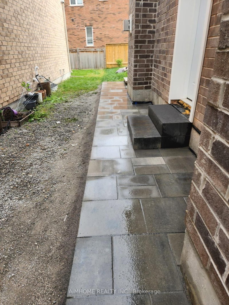 115 Beckett Ave, East Gwillimbury, L9N 0S6 | Image 2