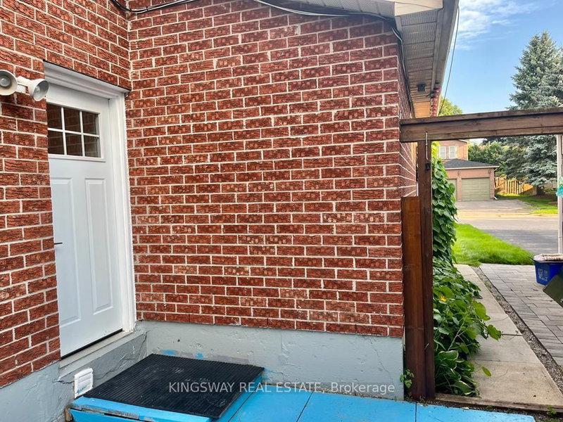 325 Salisbury Lane, Newmarket, L3Y 8A6 | Image 2